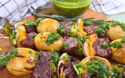 BROCHETAS DE CARNE Y PAPA CON CHIMICHURRI